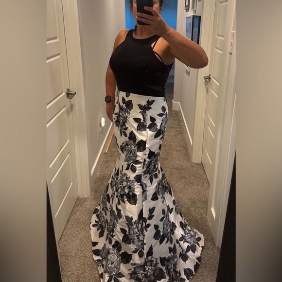 Xcape Elegant Black and White Floral Maxi Ball Gown Mermaid Women's Dress - Picture 7 of 11